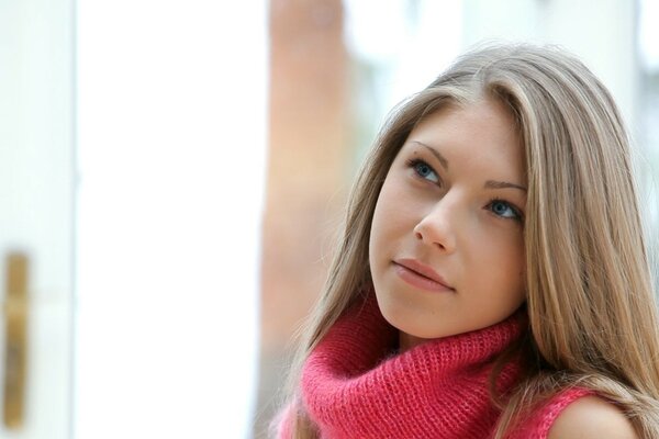 Blick auf ein schönes blondes Mädchen in Rosa