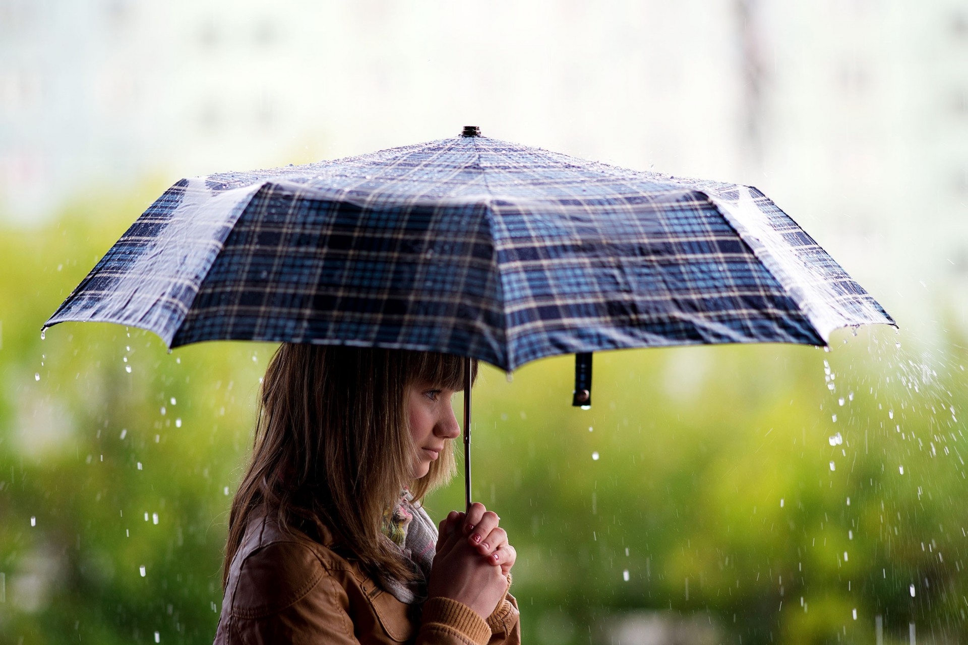 mujer mig-15 chica morena lluvia paraguas