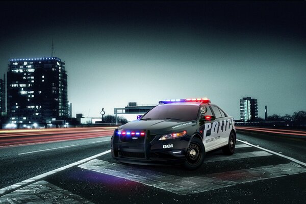 Interceptor de coche de policía Ford en la carretera