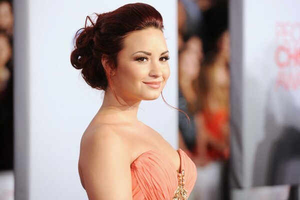 Demi Lovato dans une robe rose