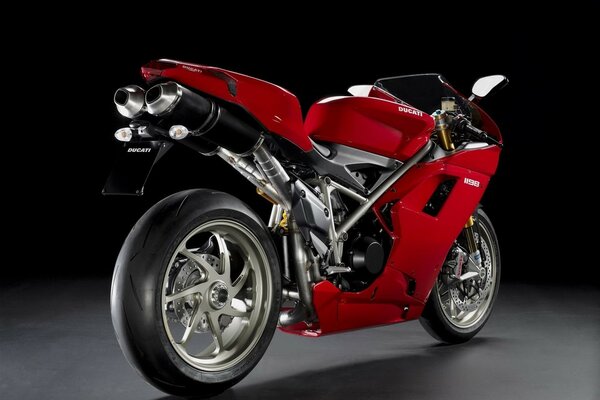 Hermosa motocicleta Ducati roja