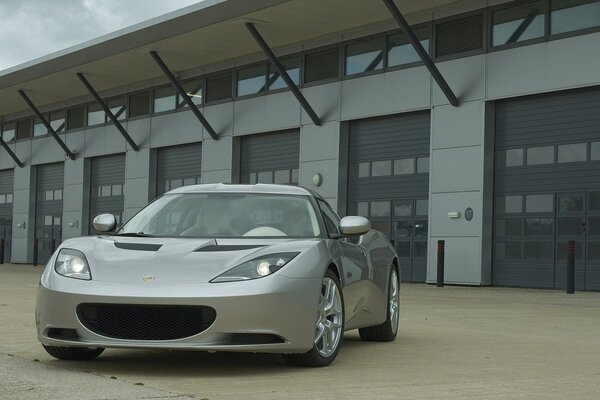 Lotus voiture grise sur fond de structure