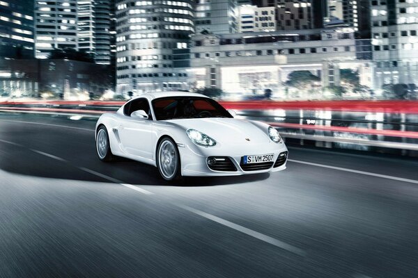 Coche Porsche blanco en la calle de la ciudad