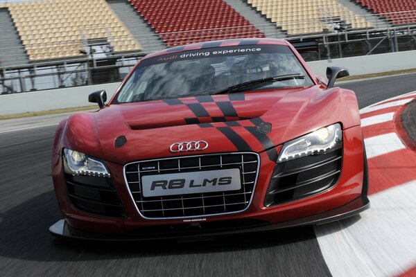 Coche rojo Audi r8lms con patrón de ajedrez Chein