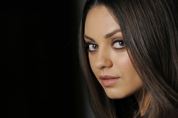 Mila kunis auf schwarzem Hintergrund