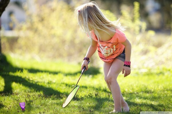 Mädchen spielt Badminton