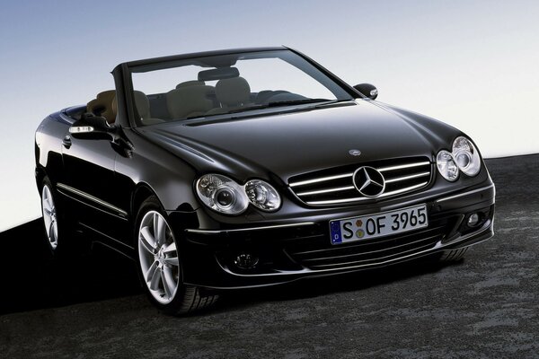 Mercedes convertible negro en negro