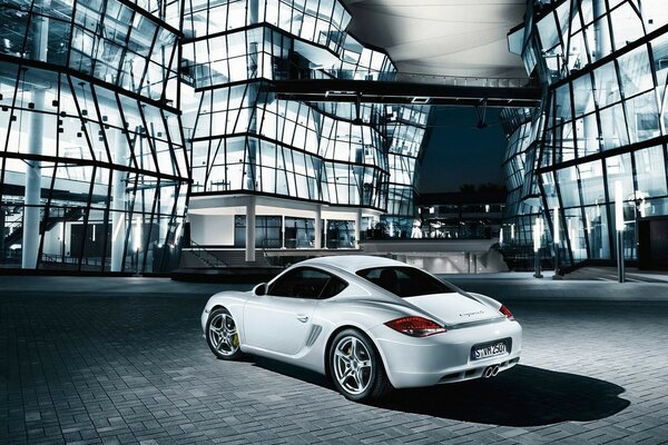 Coche Porsche blanco en la ciudad