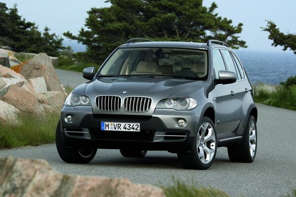 Ein Auto der Marke BMW auf einer Bergserpentin