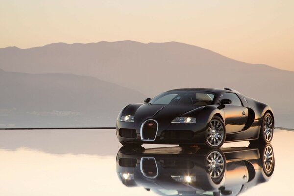 Coche bugatti en superficie reflectante