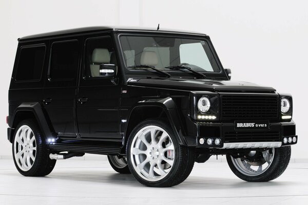 Jeep Mercedes noire sur fond blanc