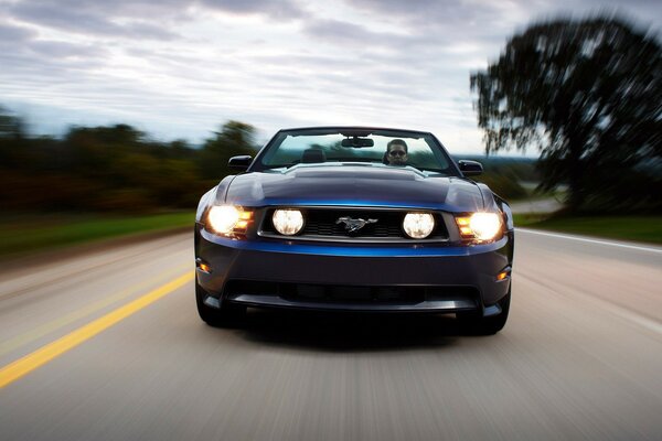 Der Mustang fährt mit voller Geschwindigkeit