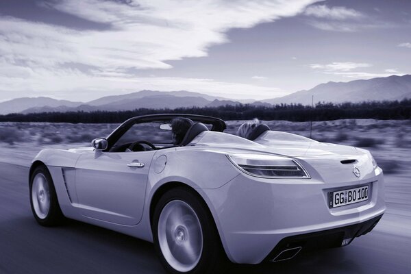 Voiture de sport sur fond de collines