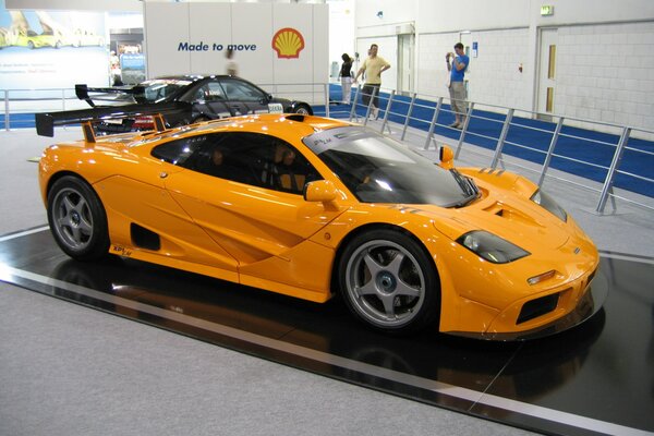 Orange McLaren se tient dans le garage