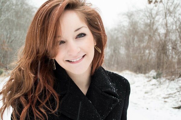 Fille Rousse sur fond de paysage d hiver