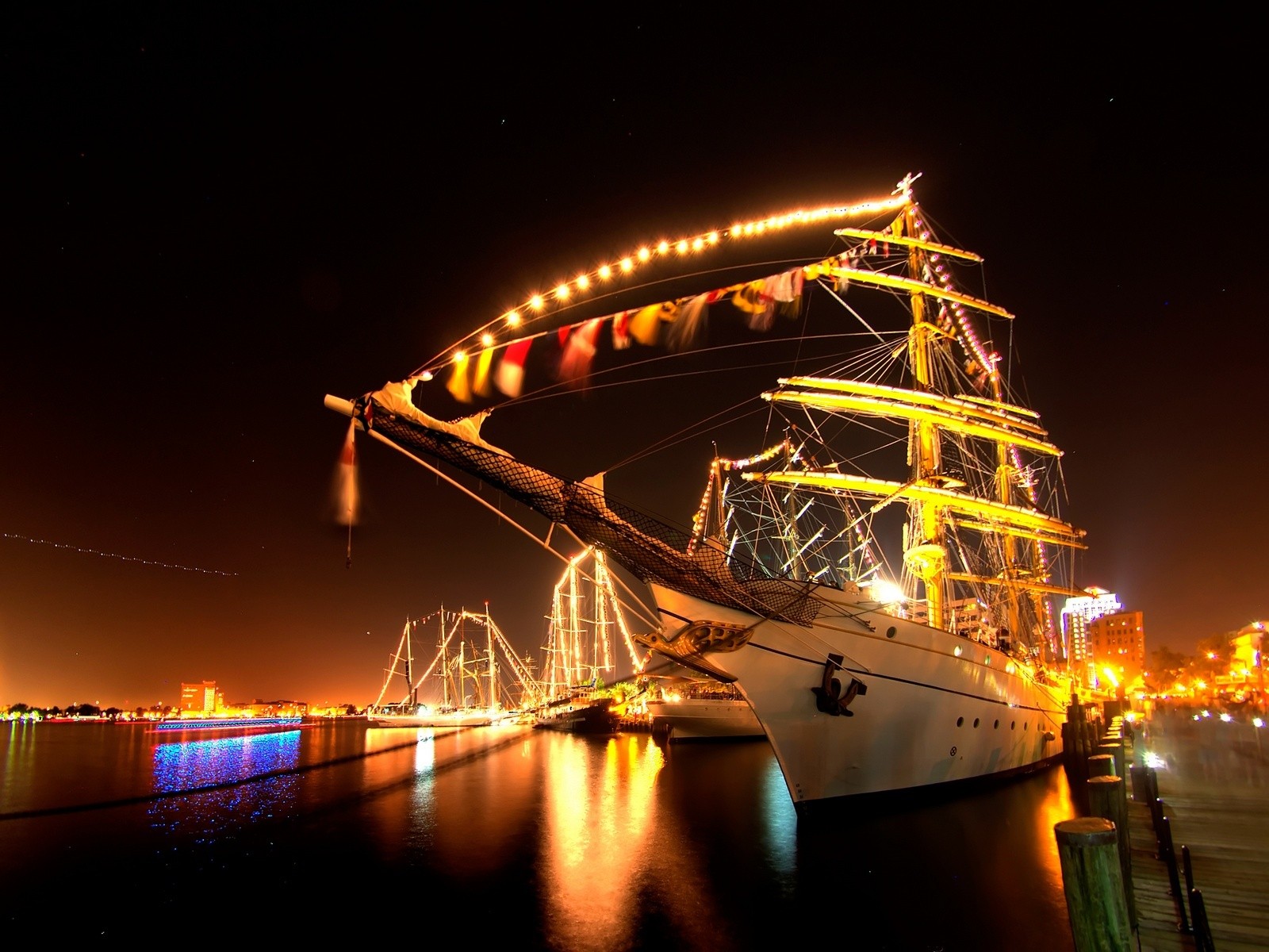 schiff liegeplatz promenade abend lichter meer