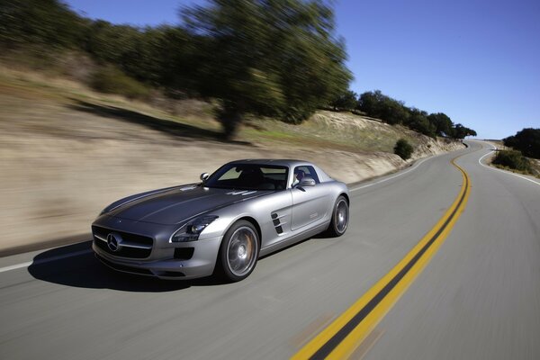 Bonito coche. Hermoso camino. Buena velocidad