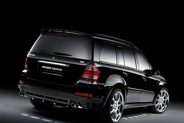 BRABUS voiture de couleur noire sur fond sombre vue arrière