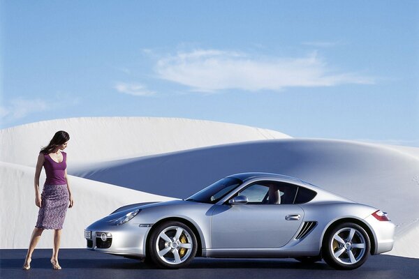 La chica con el coche de plata porsche