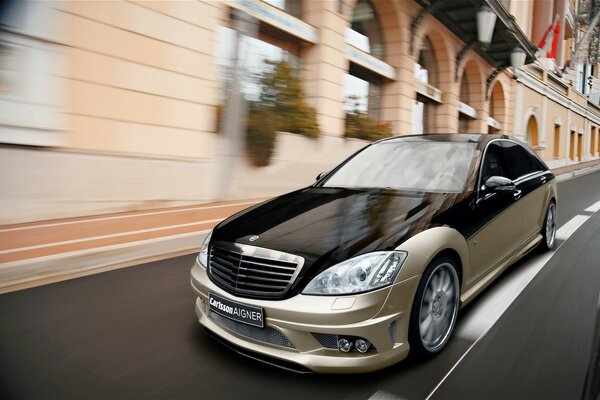 Mercedes en mouvement sur la route à la vitesse