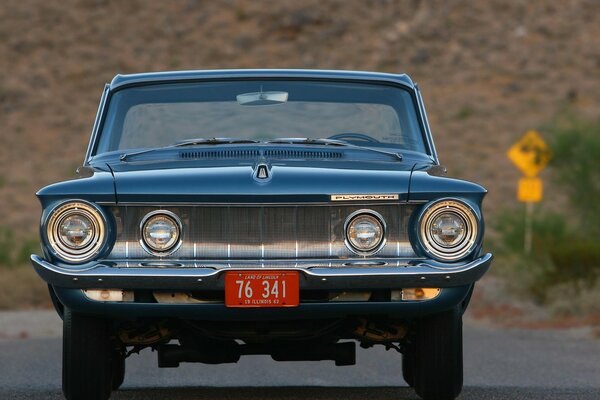 Coche retro americano de Plymouth en la carretera