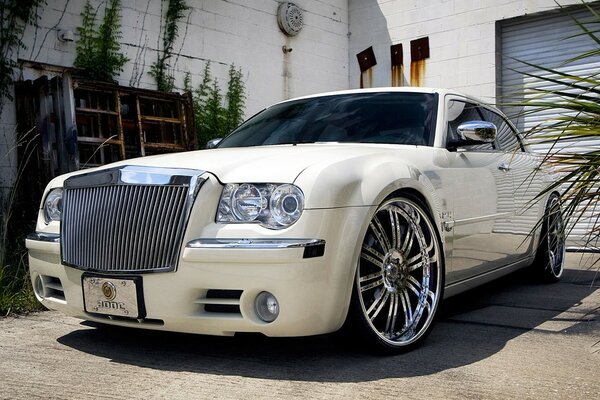 Chrysler 300C atomobile cream-white color