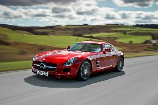 Mercedes Sls rojo en la carretera