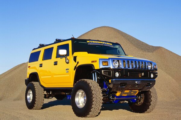 Желтый hummer h2 в пустыне на песке