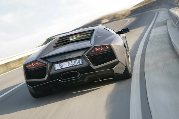 C est juste une lamborghini. Juste une machine