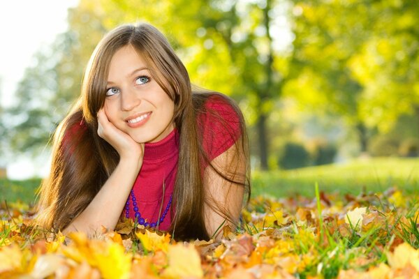 Morena de ojos profundos en el parque de otoño