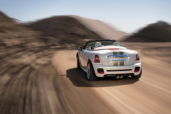 La mini Concept Roadster corre lungo la strada