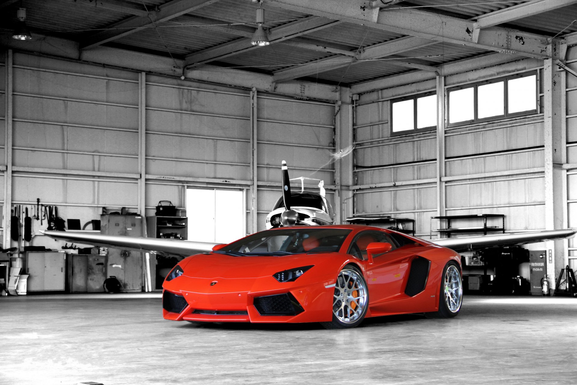 lamborghini aventador lp700-4 pomarańczowy lamborghini aventador widok z przodu hangar samolot