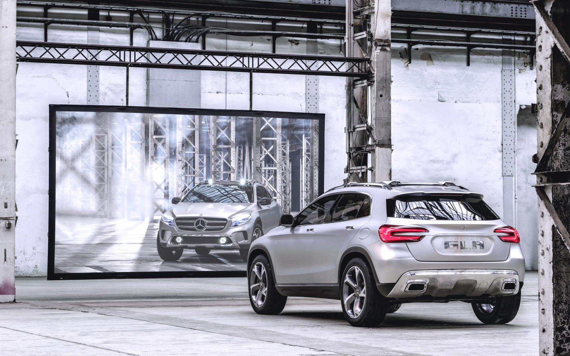 mercedes benz gla concept voiture gris argent miroir réflexion vue arrière vue de face