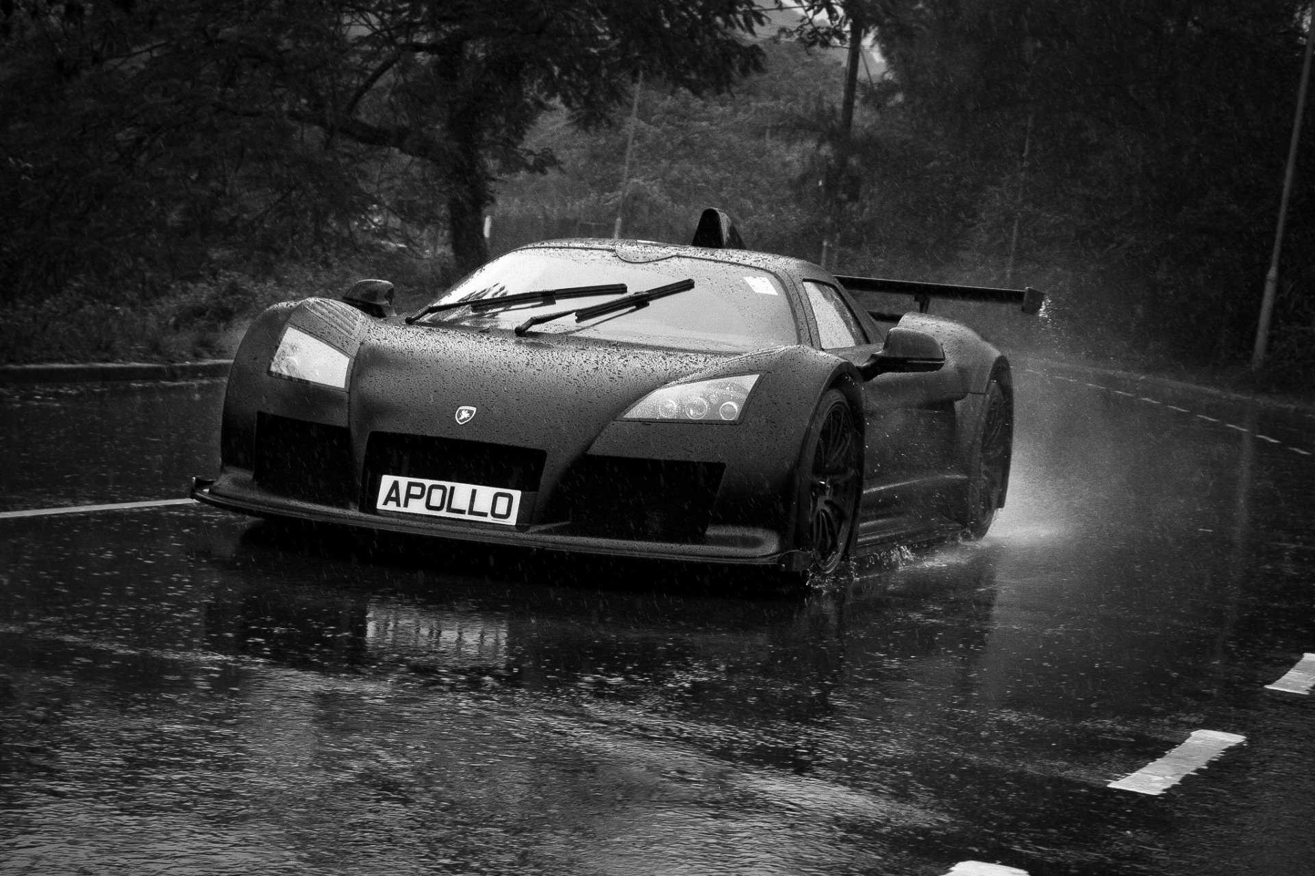 gumpert apollo s schwarz regen straße licht baum gumpert apollo sport