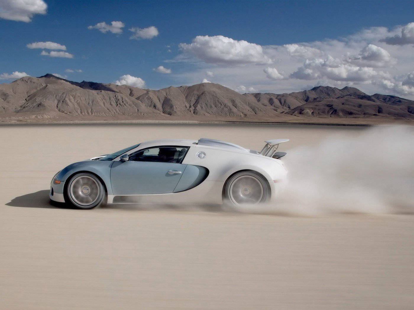 bugatti veyron bugatti veyron wüste geschwindigkeit auto weißes auto auto schubkarre transport staub sand bewegung natur berge wolken laufwerke maschine form profil stil design kraftfahrzeuge