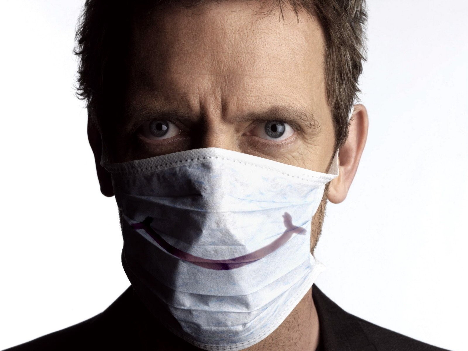 maison hugh laurie sourcils dr house créatif sourire sourire masque visage photo yeux regard fond blanc film héros acteur respirateur bandeau hommes