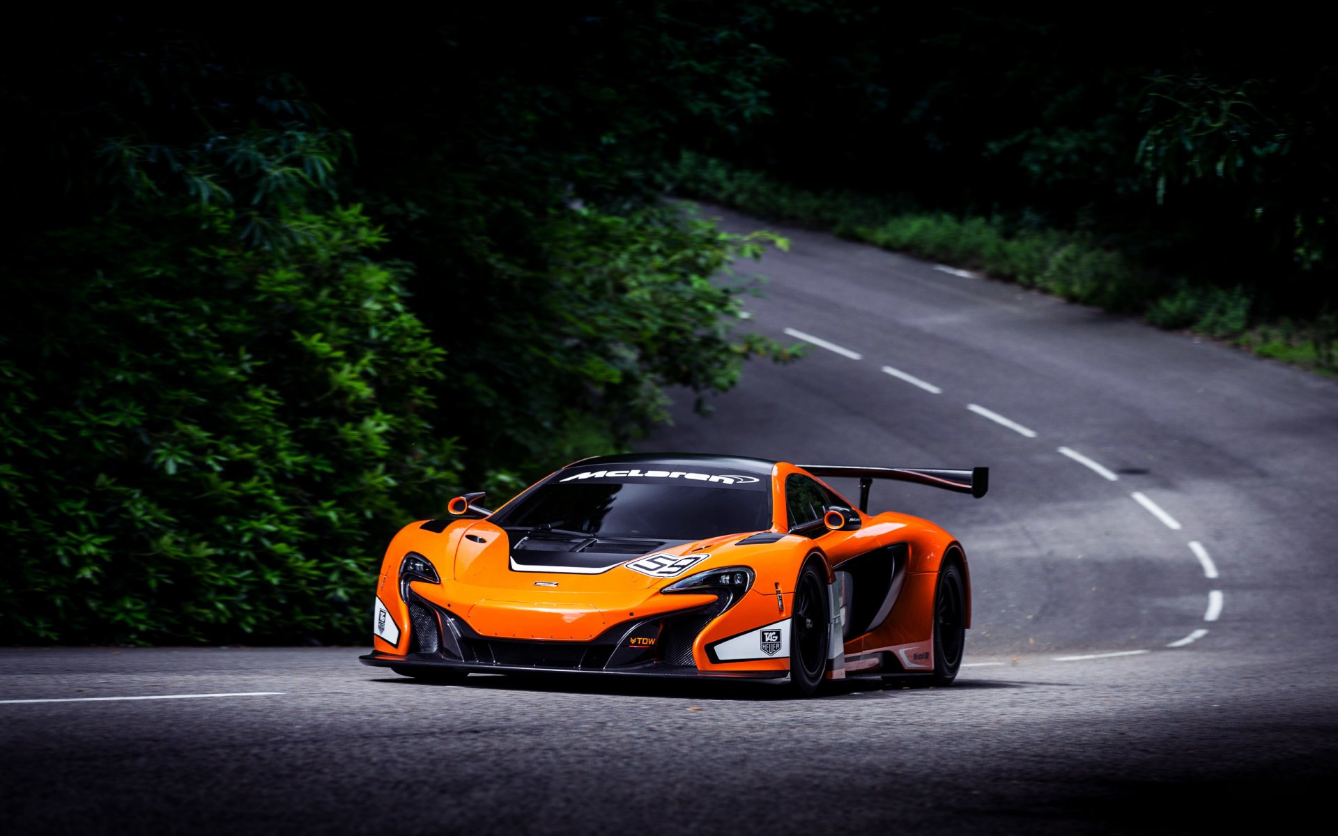 mclaren 650s gt3 auto sportiva auto arancione strada asfalto foresta giorno