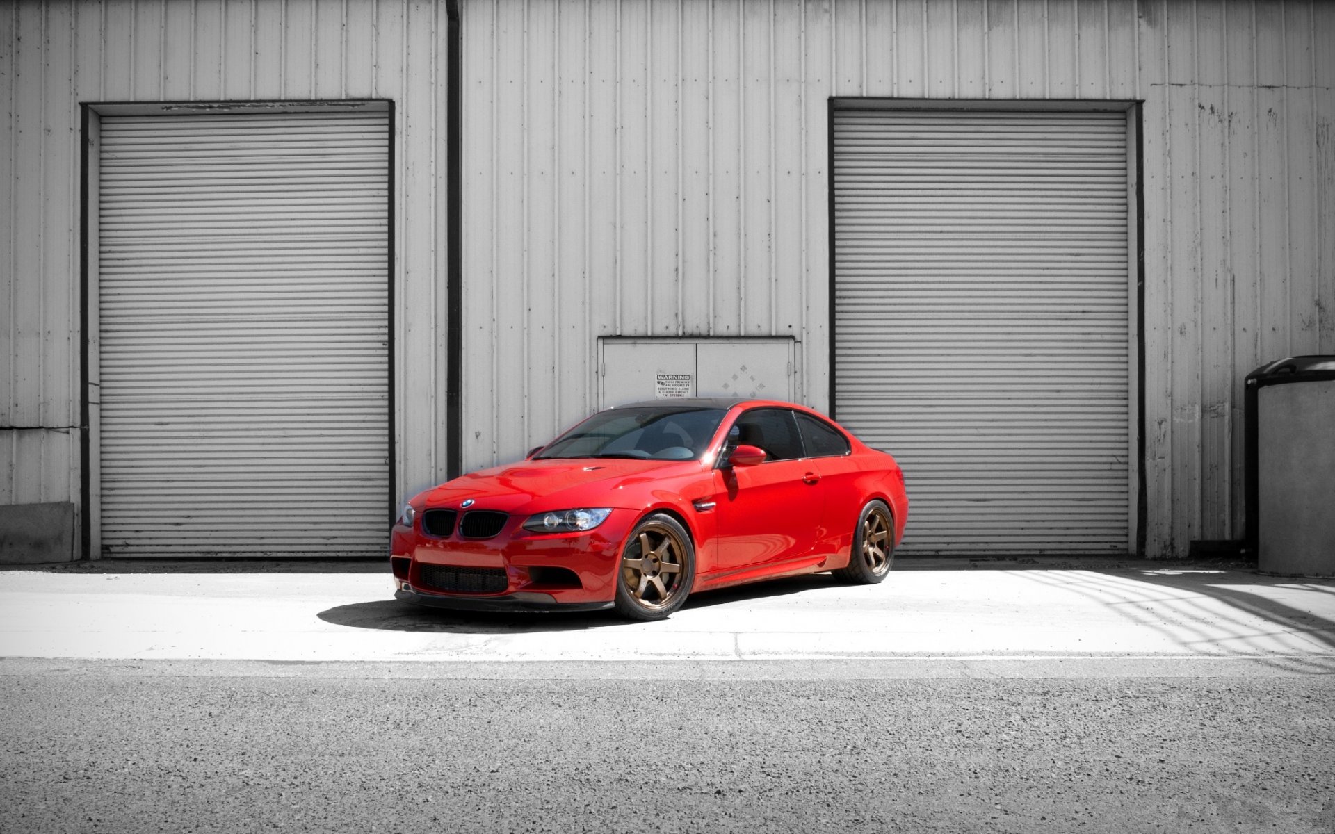 bmw m3 e92 rouge bâtiment bmw rouge teinté volets roulants bouclier