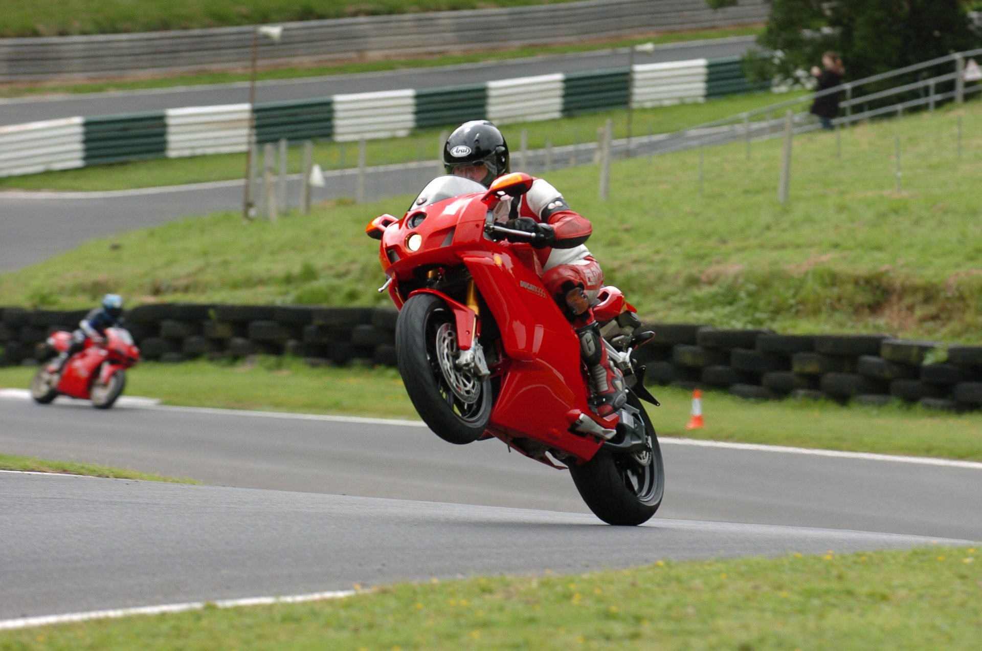 ducati 999 sportbike rosso ducati sportbike motocicleta moto rojo diseño italia piloto casco pista velocidad