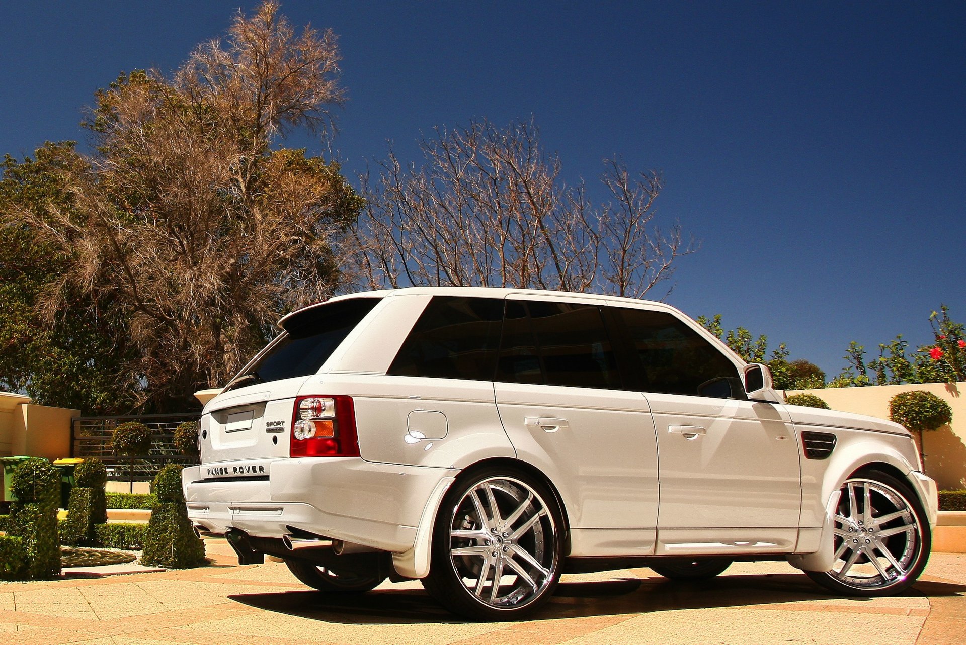 land rover range rover sport blanc range rover été ciel jardin arbres cour été