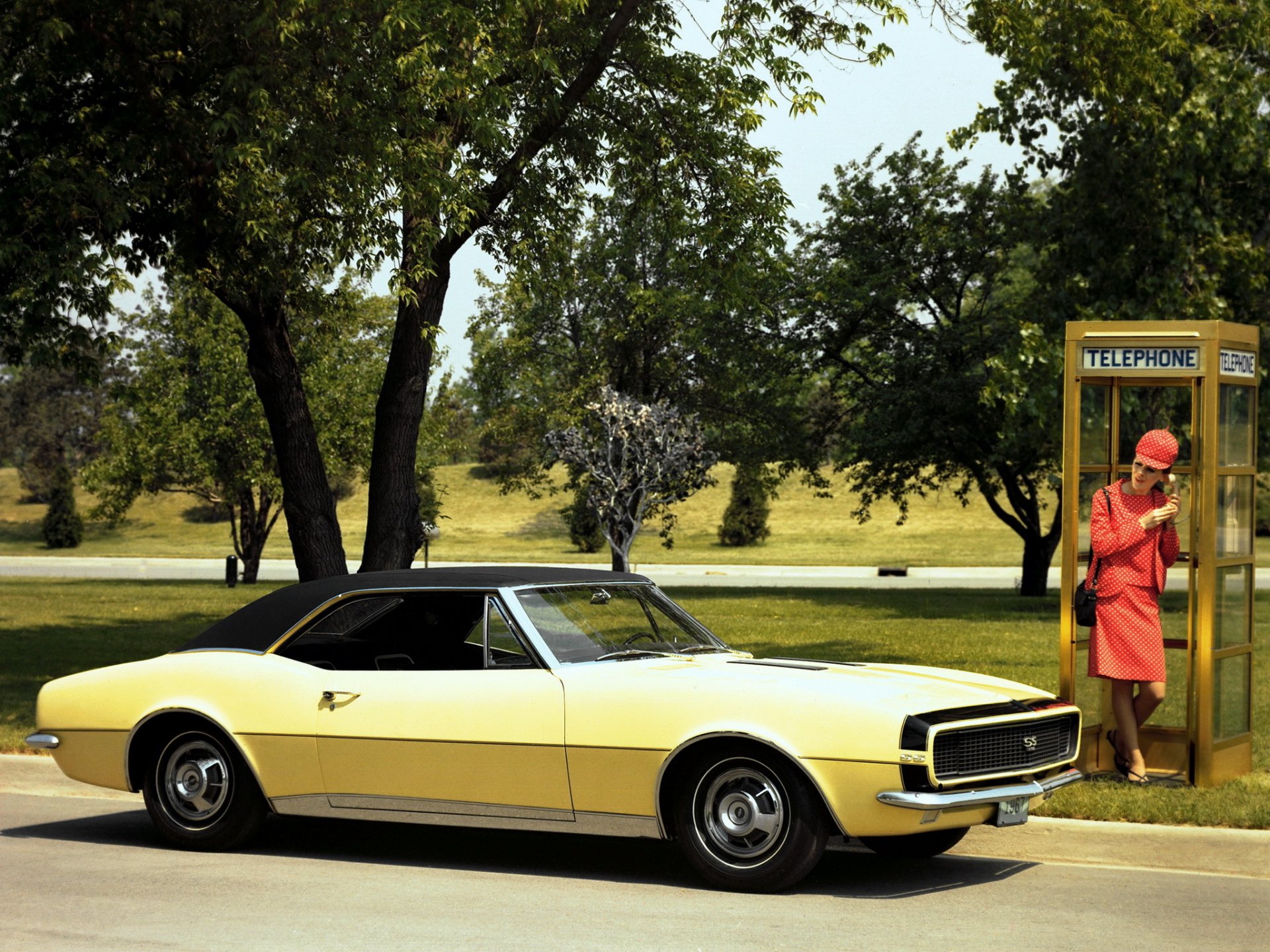 chevrolet camaro rs 1967 chevrolet retro telefon mädchen