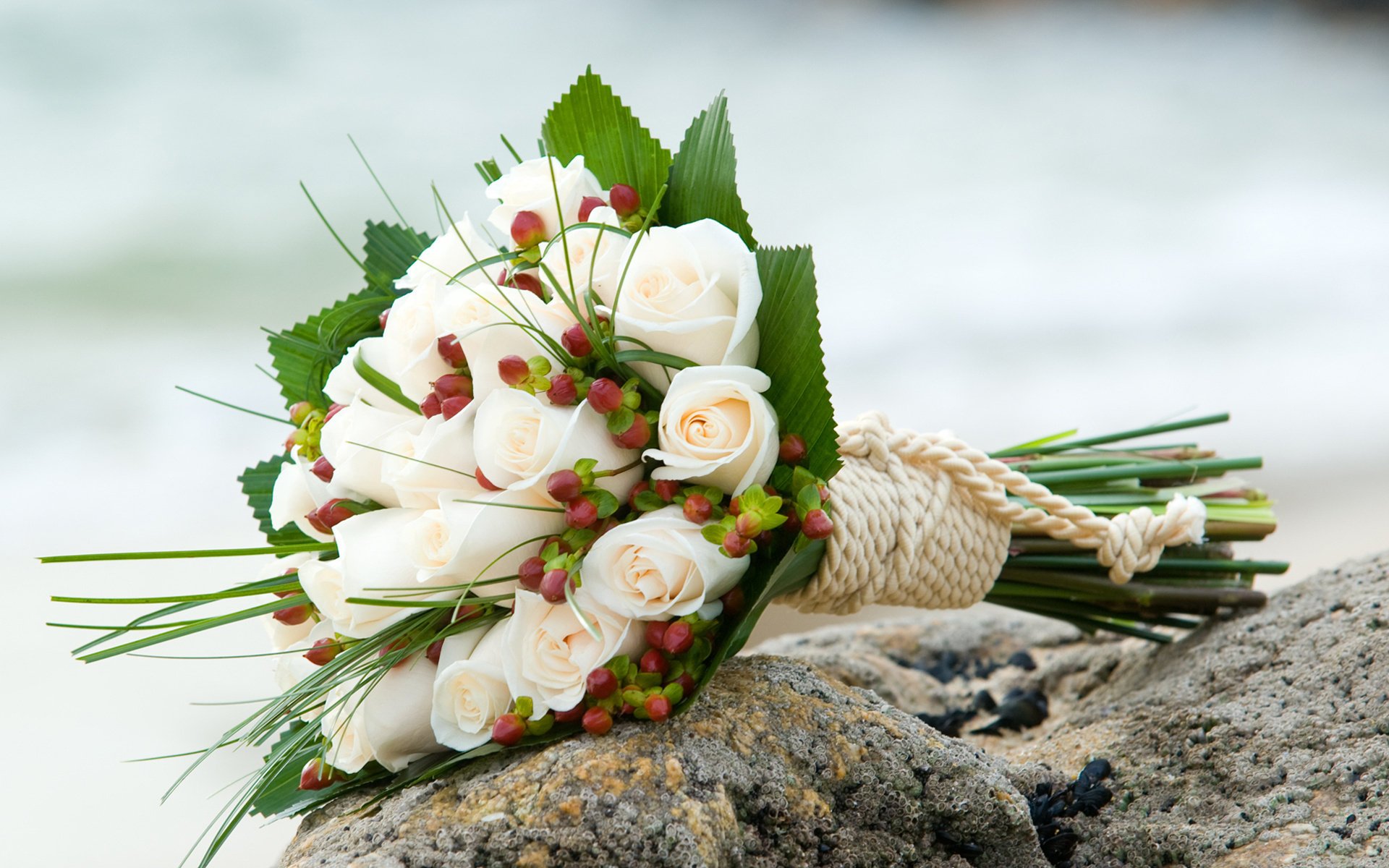 bouquet fleurs roses blanc photo mariage vacances pierres plage mer vagues corde composition roses blanches bouquet de mariage