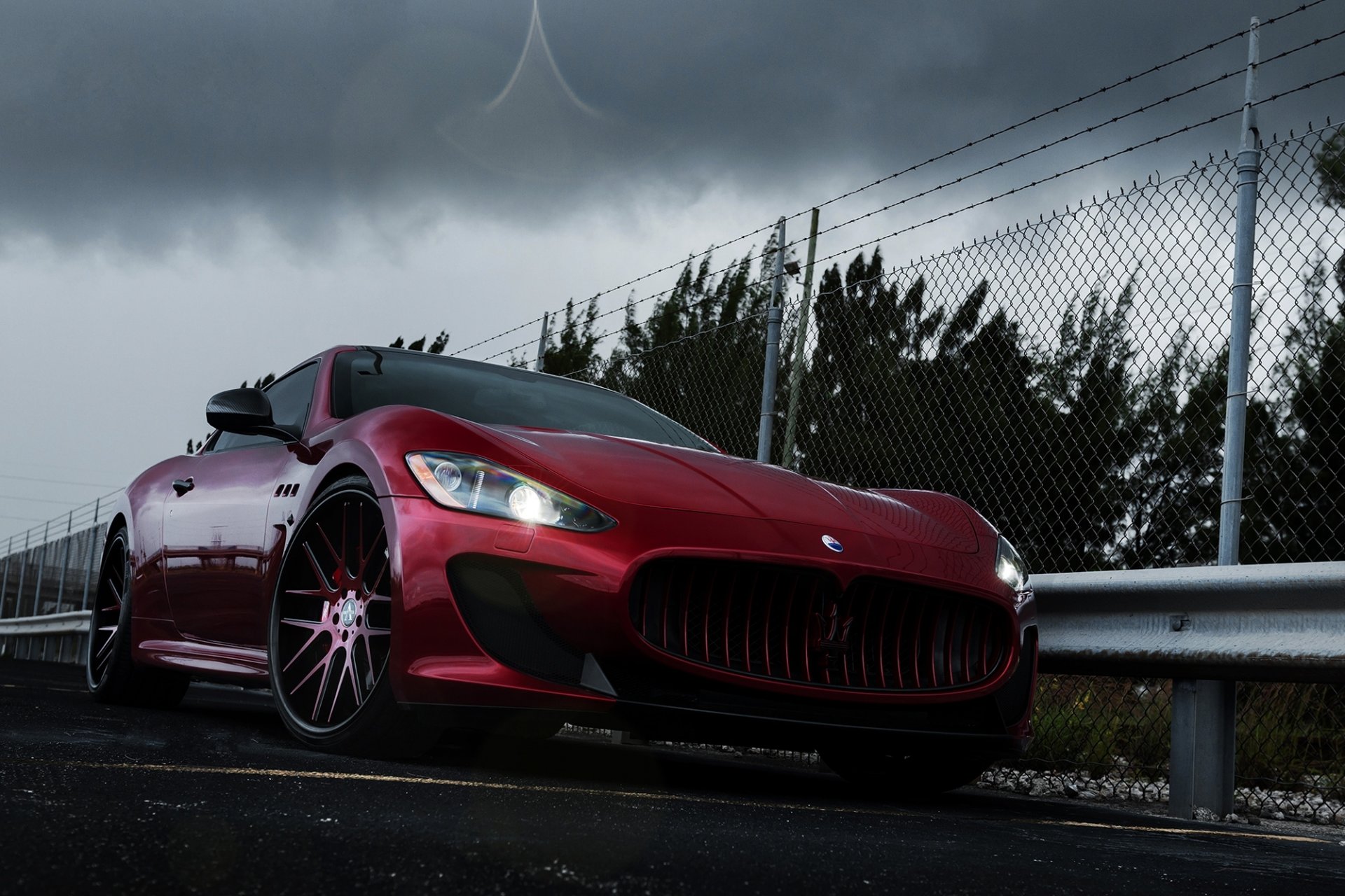 maserati granturismo auto autos tuning felgen zaun bäume wolken