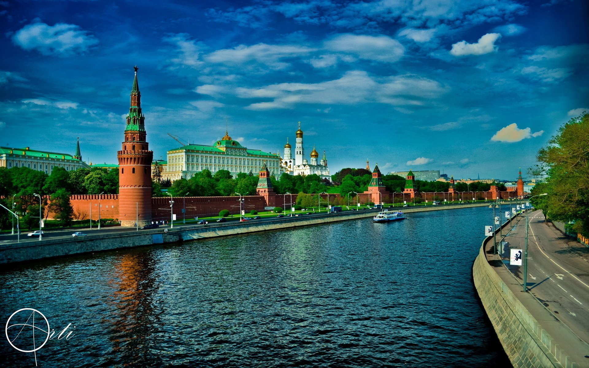 dampfer moskau stadt hauptstadt russland architektur kreml fluss gebäude uferpromenade straße wasser wellen kuppeln bäume himmel wolken