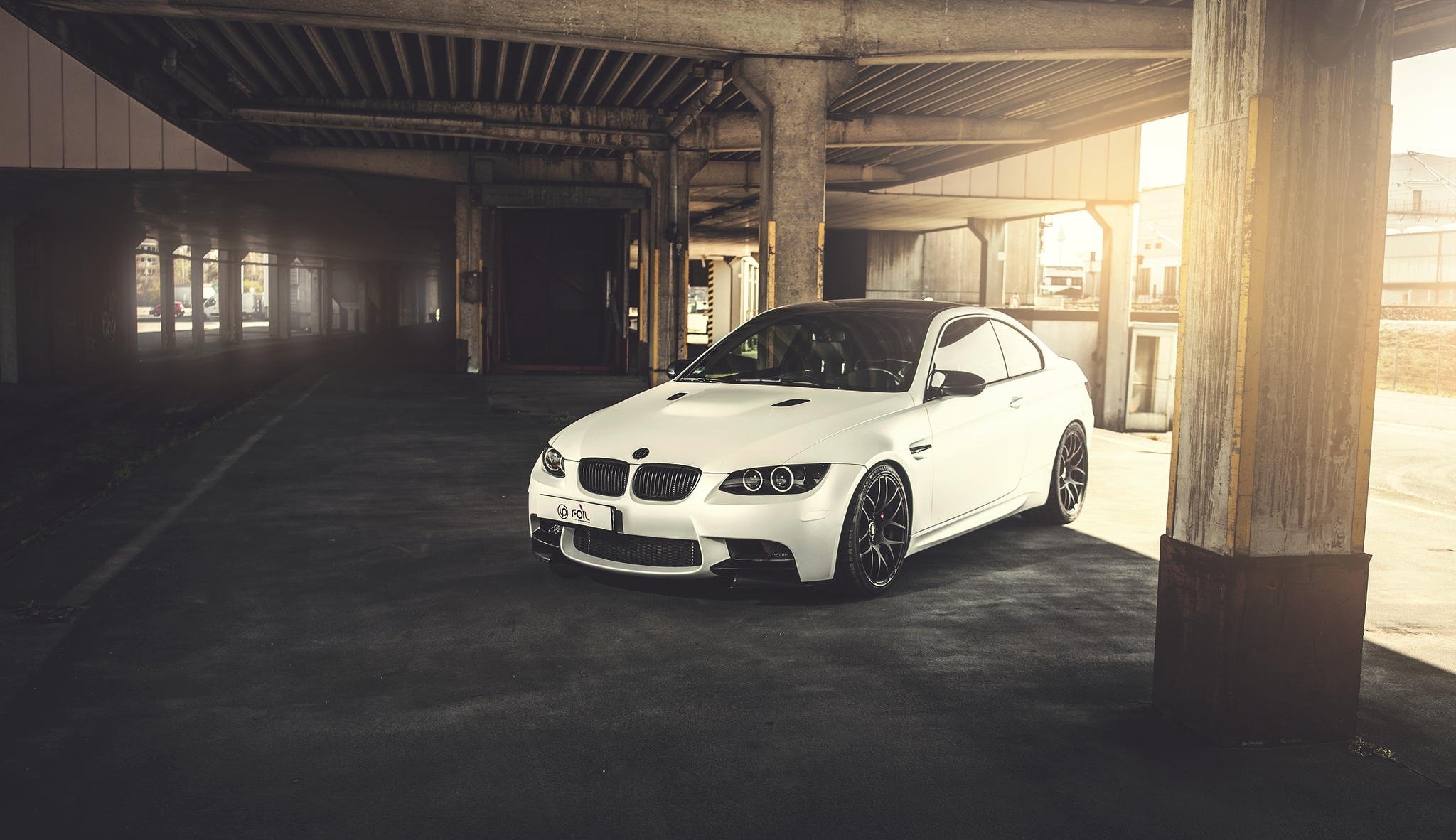 bmw м3 e92 белый передние бмв бетоные опоры