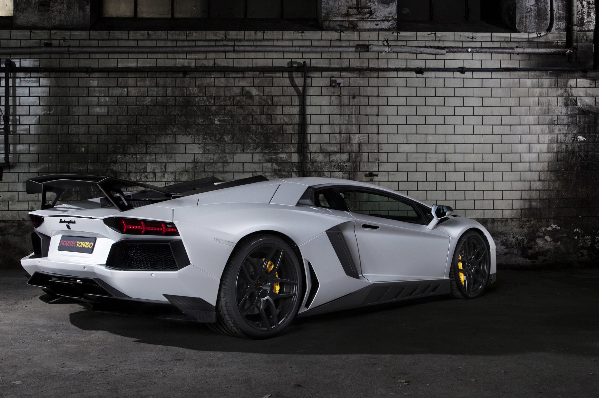 novitec torado lamborghini aventador lp700-4 supercar bianco posteriore tuning