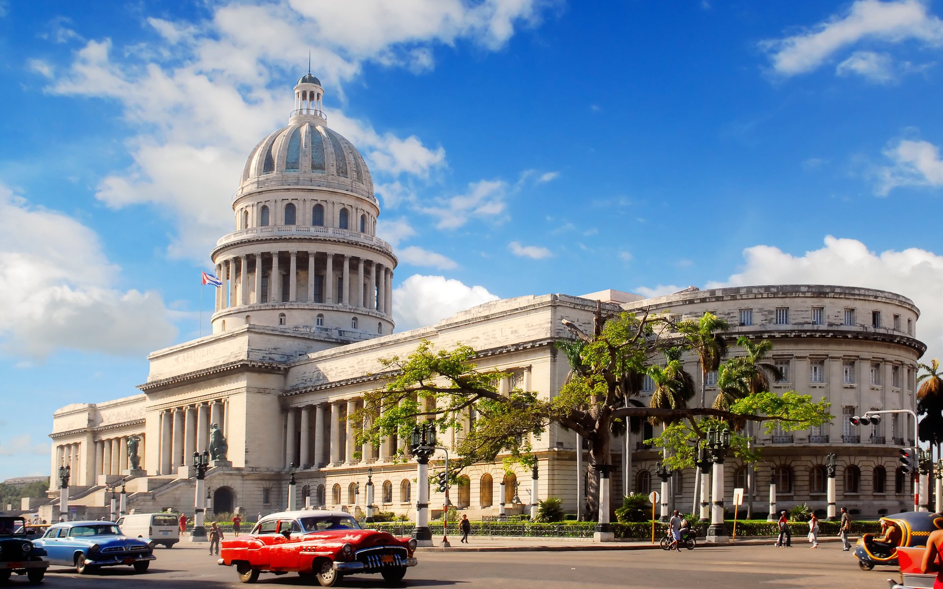 città architettura cuba l avana auto strada centro cupola edifici case pedoni cielo nuvole torre di guardia albero persone viale giorno soleggiato auto