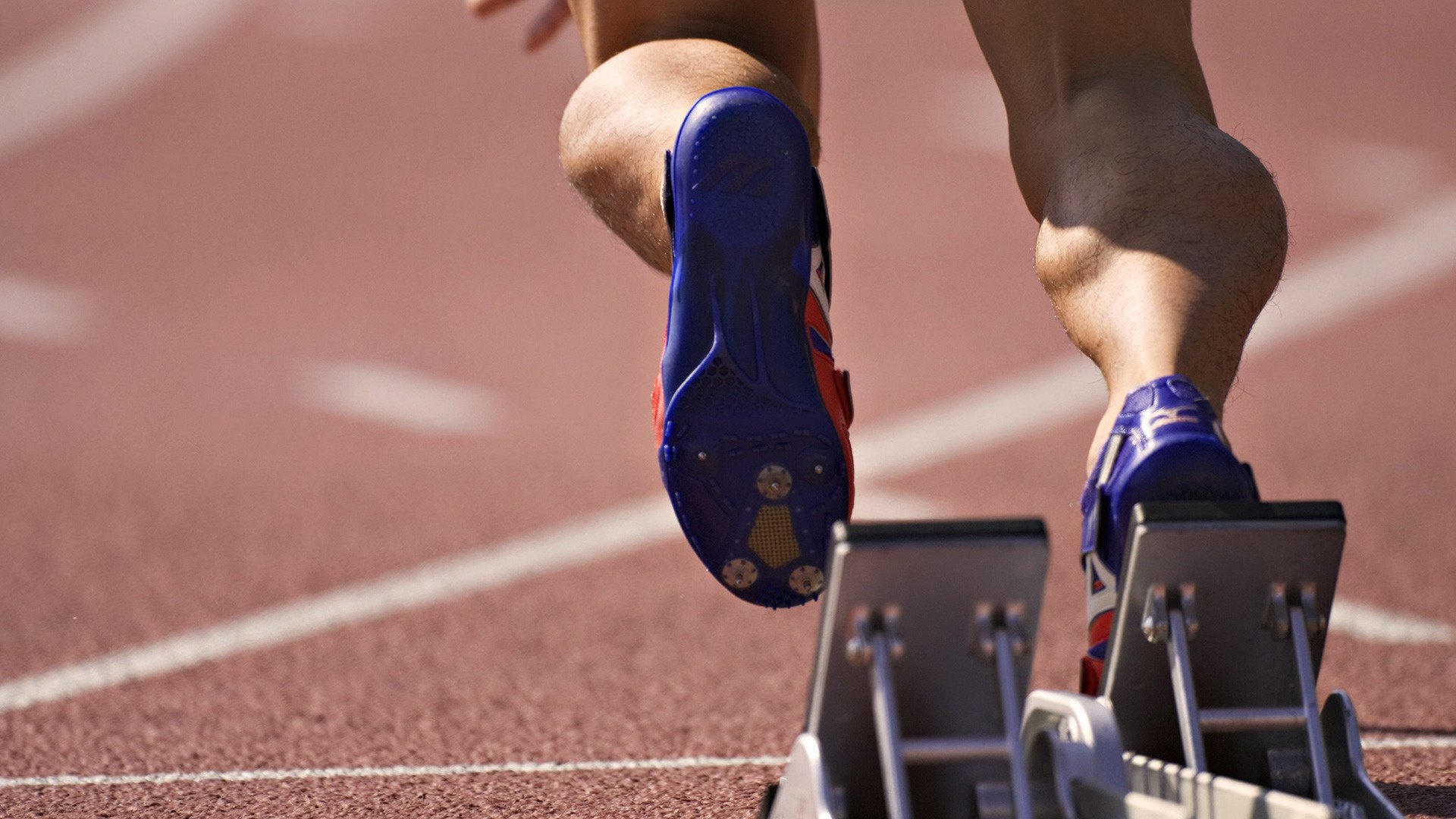 corsa fermi polpacci scarpe da ginnastica stadio gambe muscoli pista atleta corridore