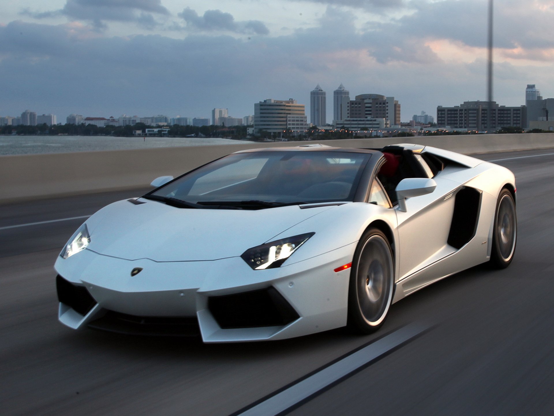 lamborghini aventador lp700-4 roadster bianco strada cielo