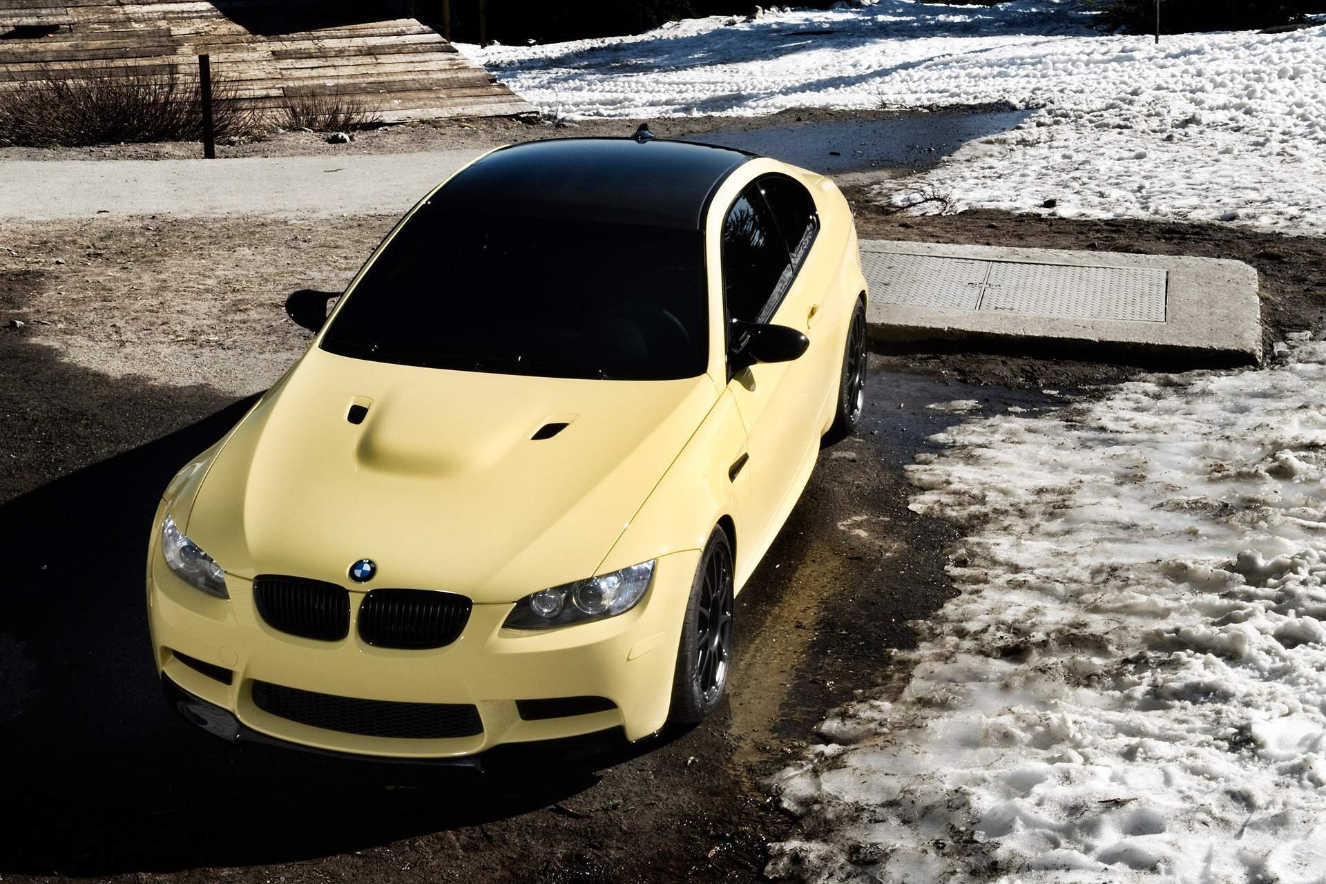 bmw m3 e92 dakar giallo bmw vista frontale nero \ tetto neve ombra